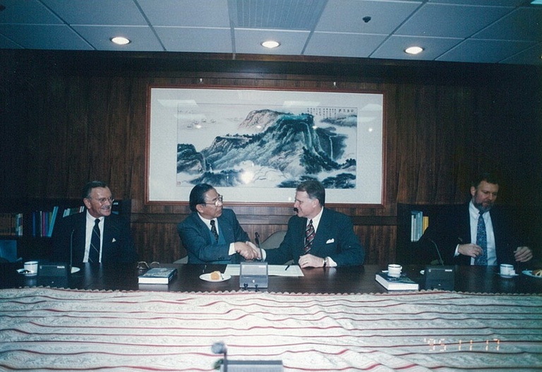 19950927李亦園執行長與亞洲基金會執行長William P. Fuller簽署協定